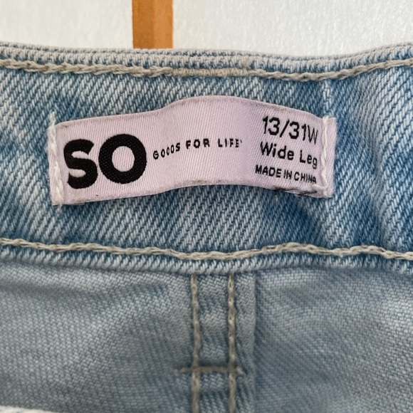 • cargo wide leg light wash jeans with low pockets • - Picture 4 of 8